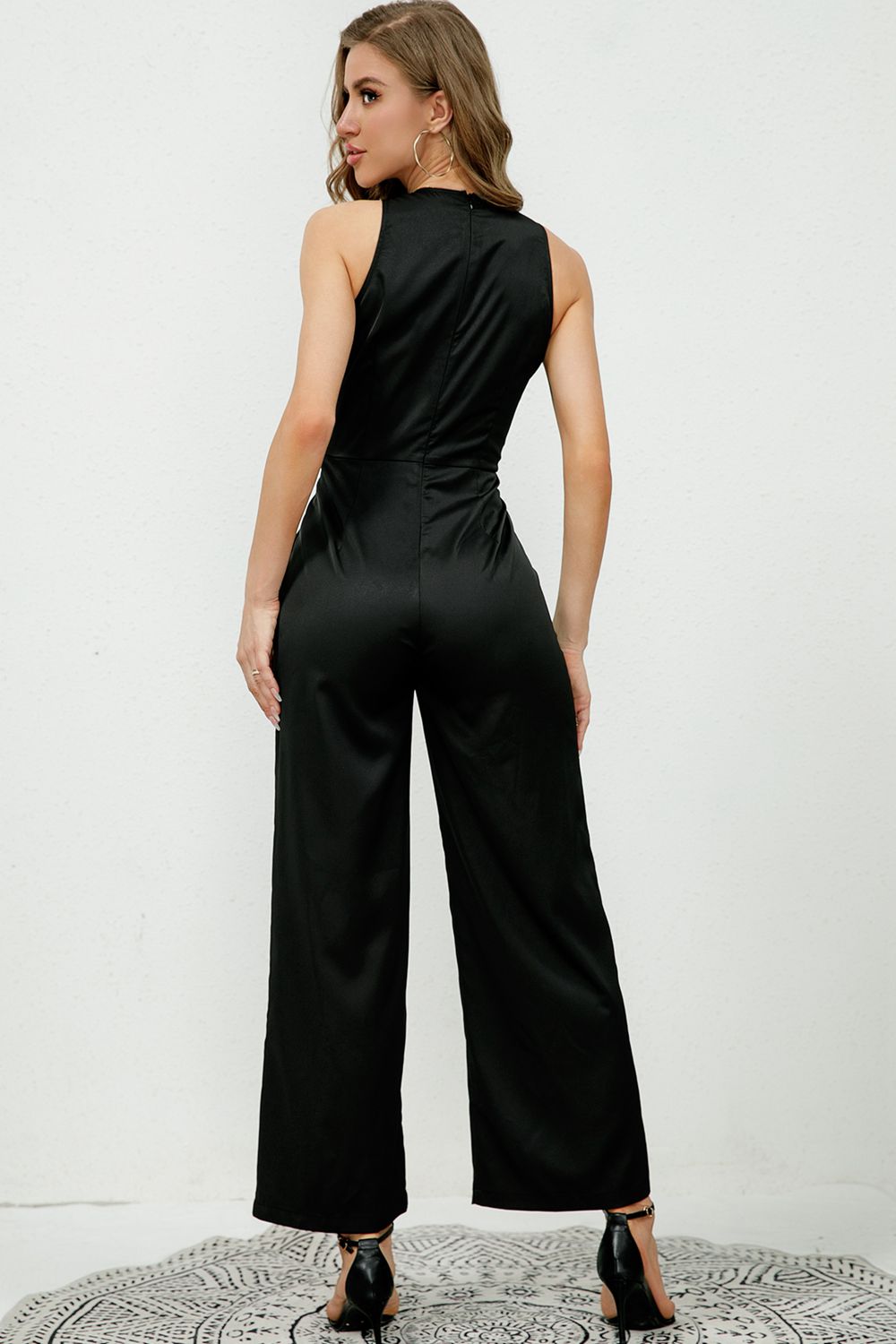 TFE: Chic V-Neck Sleeveless Jumpsuit with Stylish Decorative Buttons