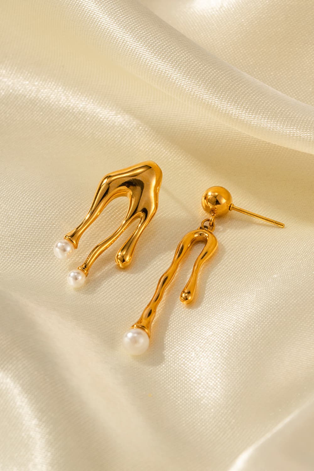 TFE: Dangle Earrings with 18K Gold-Plated Synthetic Pearls