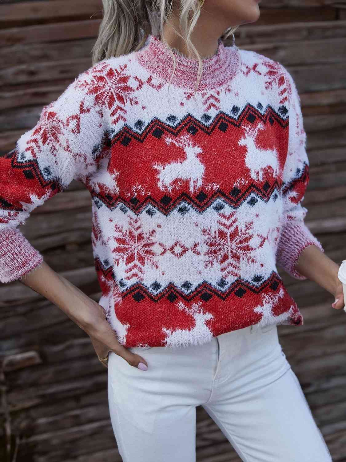 TFE: Sweater with a Round Neck featuring Reindeer and Snowflake Patterns